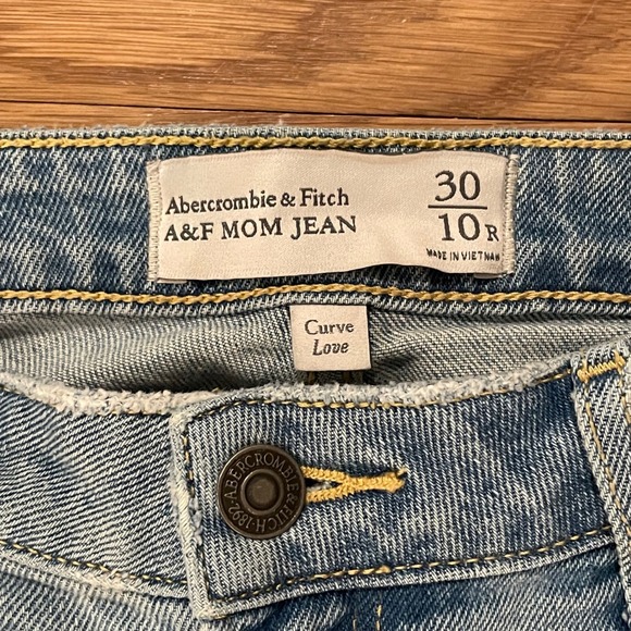 Abercrombie & Fitch A&F Mom Jeans Size 30/10R Ripped Distressed‎ Light Wash - Picture 3 of 4